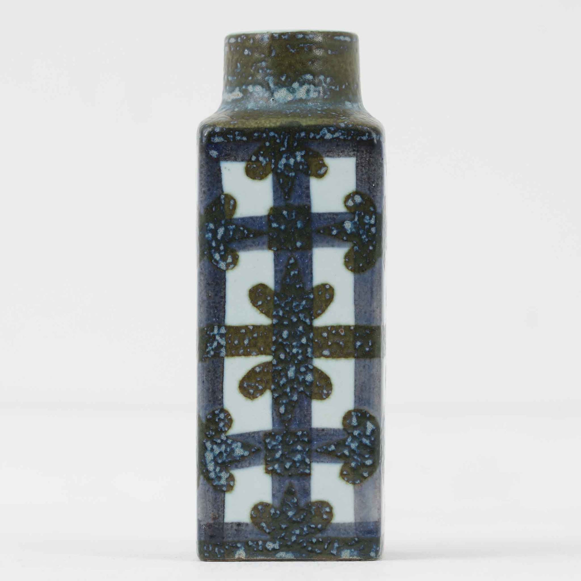 ロイヤルコペンハーゲンの名作「Baca（バッカ）」シリーズは、ニルス・トーソンやヨハンナ・ガーバー、エレン・マルマーなど複数のデザイナーによって1965年〜1990年代にかけ製造されたヴィンテージファイアンスの傑作。大胆なテクスチャーとシルクスクリーンプリントを組み合わせた意匠が特徴です。