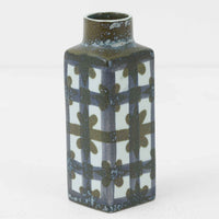 ロイヤルコペンハーゲンの名作「Baca（バッカ）」シリーズは、ニルス・トーソンやヨハンナ・ガーバー、エレン・マルマーなど複数のデザイナーによって1965年〜1990年代にかけ製造されたヴィンテージファイアンスの傑作。大胆なテクスチャーとシルクスクリーンプリントを組み合わせた意匠が特徴です。