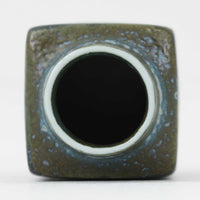 ロイヤルコペンハーゲンの名作「Baca（バッカ）」シリーズは、ニルス・トーソンやヨハンナ・ガーバー、エレン・マルマーなど複数のデザイナーによって1965年〜1990年代にかけ製造されたヴィンテージファイアンスの傑作。大胆なテクスチャーとシルクスクリーンプリントを組み合わせた意匠が特徴です。