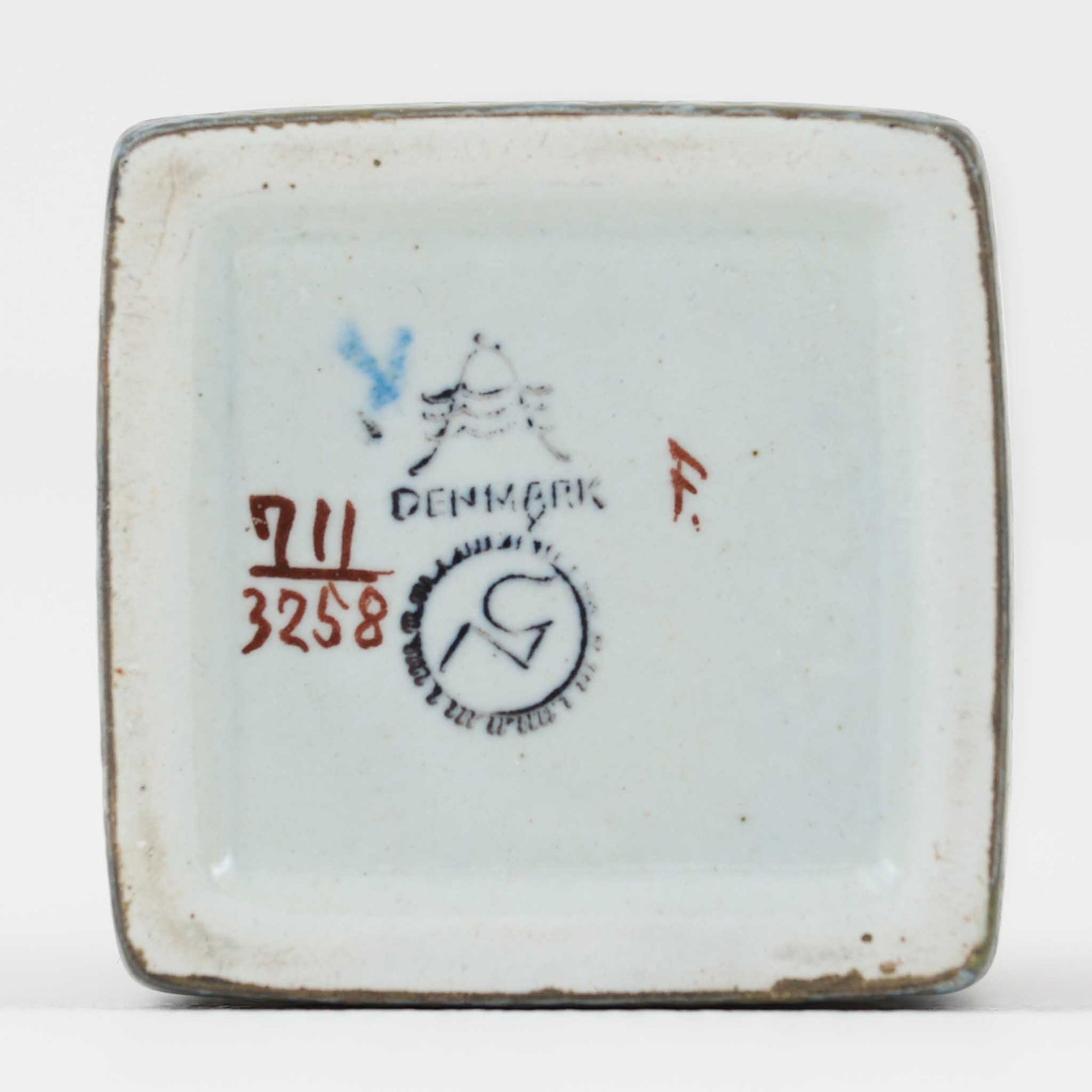 ロイヤルコペンハーゲンの名作「Baca（バッカ）」シリーズは、ニルス・トーソンやヨハンナ・ガーバー、エレン・マルマーなど複数のデザイナーによって1965年〜1990年代にかけ製造されたヴィンテージファイアンスの傑作。大胆なテクスチャーとシルクスクリーンプリントを組み合わせた意匠が特徴です。