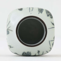 ロイヤルコペンハーゲンの名作「Baca（バッカ）」シリーズは、ニルス・トーソンやヨハンナ・ガーバー、エレン・マルマーなど複数のデザイナーによって1965年〜1990年代にかけ製造されたヴィンテージファイアンスの傑作。大胆なテクスチャーとシルクスクリーンプリントを組み合わせた意匠が特徴です。