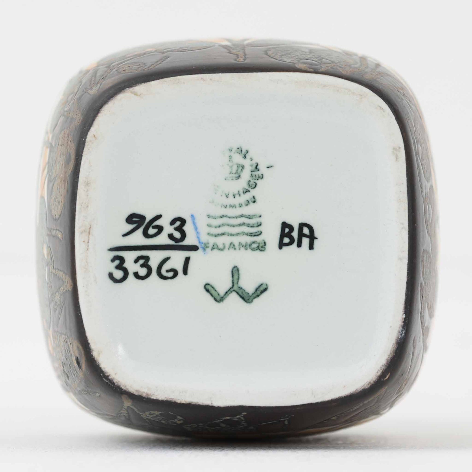 ロイヤルコペンハーゲンの名作「Baca（バッカ）」シリーズは、ニルス・トーソンやヨハンナ・ガーバー、エレン・マルマーなど複数のデザイナーによって1965年〜1990年代にかけ製造されたヴィンテージファイアンスの傑作。大胆なテクスチャーとシルクスクリーンプリントを組み合わせた意匠が特徴です。