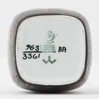 ロイヤルコペンハーゲンの名作「Baca（バッカ）」シリーズは、ニルス・トーソンやヨハンナ・ガーバー、エレン・マルマーなど複数のデザイナーによって1965年〜1990年代にかけ製造されたヴィンテージファイアンスの傑作。大胆なテクスチャーとシルクスクリーンプリントを組み合わせた意匠が特徴です。