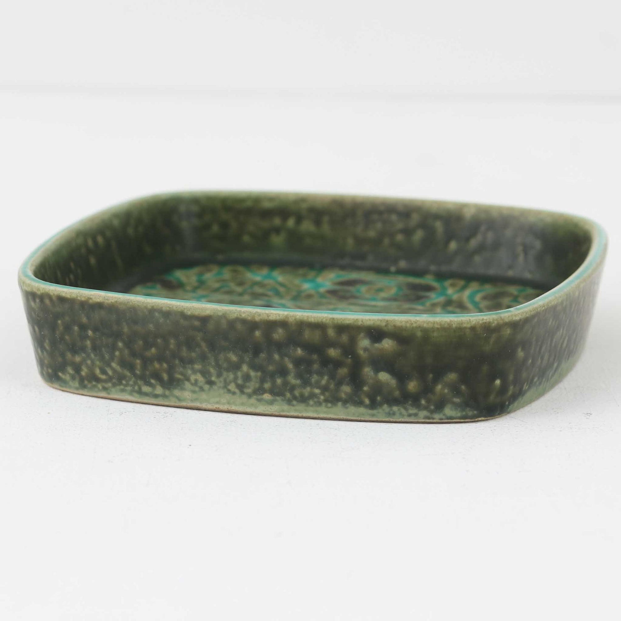 ロイヤルコペンハーゲンの名作「Baca（バッカ）」シリーズは、ニルス・トーソンやヨハンナ・ガーバー、エレン・マルマーなど複数のデザイナーによって1965年〜1990年代にかけ製造されたヴィンテージファイアンスの傑作。大胆なテクスチャーとシルクスクリーンプリントを組み合わせた意匠が特徴です。