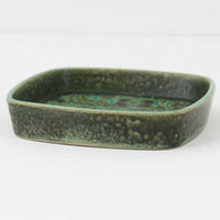 ロイヤルコペンハーゲンの名作「Baca（バッカ）」シリーズは、ニルス・トーソンやヨハンナ・ガーバー、エレン・マルマーなど複数のデザイナーによって1965年〜1990年代にかけ製造されたヴィンテージファイアンスの傑作。大胆なテクスチャーとシルクスクリーンプリントを組み合わせた意匠が特徴です。