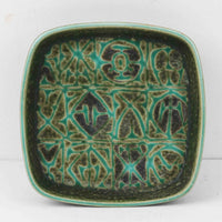 ロイヤルコペンハーゲンの名作「Baca（バッカ）」シリーズは、ニルス・トーソンやヨハンナ・ガーバー、エレン・マルマーなど複数のデザイナーによって1965年〜1990年代にかけ製造されたヴィンテージファイアンスの傑作。大胆なテクスチャーとシルクスクリーンプリントを組み合わせた意匠が特徴です。