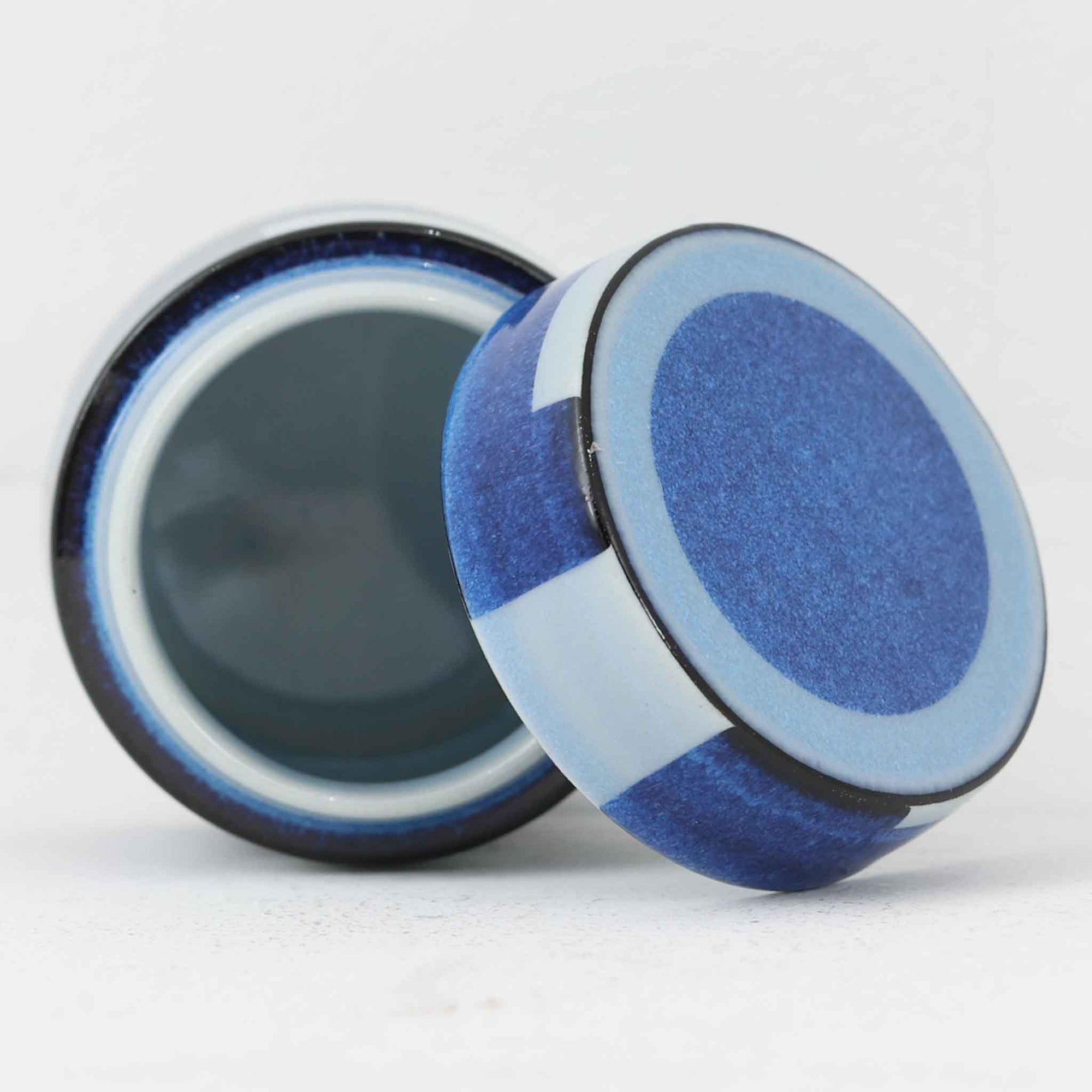 ロイヤルコペンハーゲンの名作「Tenera（テネラ）」シリーズは、1958年〜1970年代にかけて製造されたヴィンテージファイアンスの代表格。名匠ニルス・トーソンの指揮のもと、インゲ・エクスナーやベアテ・アンダーセン、マリアンヌ・ジョンソンなど、当時の若き女性アーティストたちが手がけた芸術性の高いコレクションです。艶やかな釉薬に施されたハンドペイントとシルクスクリーンの融合が、植物や抽象モチーフを繊細かつ大胆に表現。ブルーを基調とした豊かな色彩と有機的なフォルムが、北欧デザインの洗練と温かみを兼ね備えています。