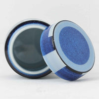 ロイヤルコペンハーゲンの名作「Tenera（テネラ）」シリーズは、1958年〜1970年代にかけて製造されたヴィンテージファイアンスの代表格。名匠ニルス・トーソンの指揮のもと、インゲ・エクスナーやベアテ・アンダーセン、マリアンヌ・ジョンソンなど、当時の若き女性アーティストたちが手がけた芸術性の高いコレクションです。艶やかな釉薬に施されたハンドペイントとシルクスクリーンの融合が、植物や抽象モチーフを繊細かつ大胆に表現。ブルーを基調とした豊かな色彩と有機的なフォルムが、北欧デザインの洗練と温かみを兼ね備えています。