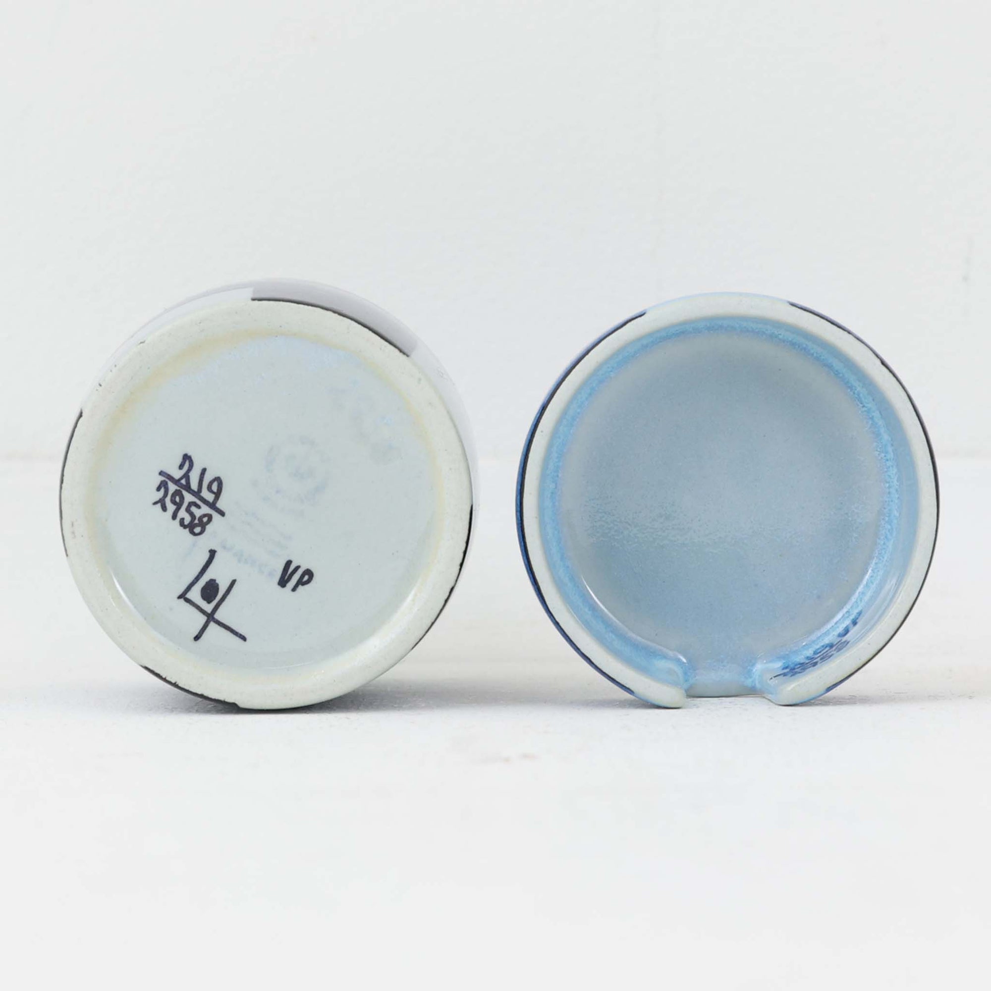 ロイヤルコペンハーゲンの名作「Tenera（テネラ）」シリーズは、1958年〜1970年代にかけて製造されたヴィンテージファイアンスの代表格。名匠ニルス・トーソンの指揮のもと、インゲ・エクスナーやベアテ・アンダーセン、マリアンヌ・ジョンソンなど、当時の若き女性アーティストたちが手がけた芸術性の高いコレクションです。艶やかな釉薬に施されたハンドペイントとシルクスクリーンの融合が、植物や抽象モチーフを繊細かつ大胆に表現。ブルーを基調とした豊かな色彩と有機的なフォルムが、北欧デザインの洗練と温かみを兼ね備えています。