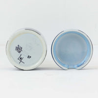 ロイヤルコペンハーゲンの名作「Tenera（テネラ）」シリーズは、1958年〜1970年代にかけて製造されたヴィンテージファイアンスの代表格。名匠ニルス・トーソンの指揮のもと、インゲ・エクスナーやベアテ・アンダーセン、マリアンヌ・ジョンソンなど、当時の若き女性アーティストたちが手がけた芸術性の高いコレクションです。艶やかな釉薬に施されたハンドペイントとシルクスクリーンの融合が、植物や抽象モチーフを繊細かつ大胆に表現。ブルーを基調とした豊かな色彩と有機的なフォルムが、北欧デザインの洗練と温かみを兼ね備えています。