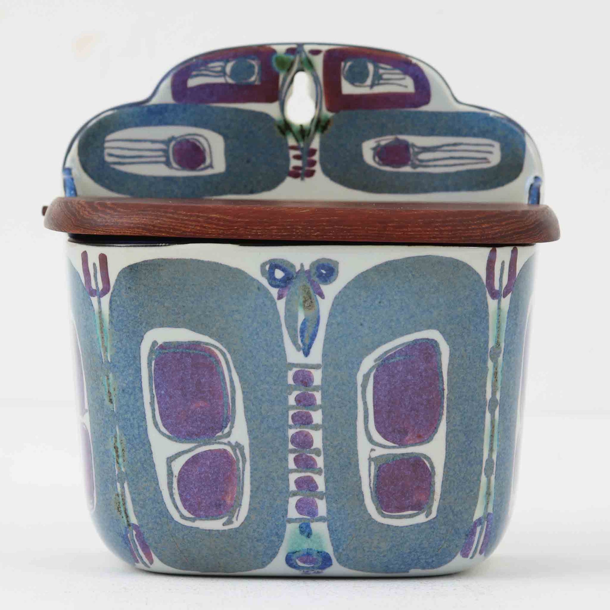 ロイヤルコペンハーゲンの名作「Tenera（テネラ）」シリーズは、1958年〜1970年代にかけて製造されたヴィンテージファイアンスの代表格。名匠ニルス・トーソンの指揮のもと、インゲ・エクスナーやベアテ・アンダーセン、マリアンヌ・ジョンソンなど、当時の若き女性アーティストたちが手がけた芸術性の高いコレクションです。艶やかな釉薬に施されたハンドペイントとシルクスクリーンの融合が、植物や抽象モチーフを繊細かつ大胆に表現。ブルーを基調とした豊かな色彩と有機的なフォルムが、北欧デザインの洗練と温かみを兼ね備えています。