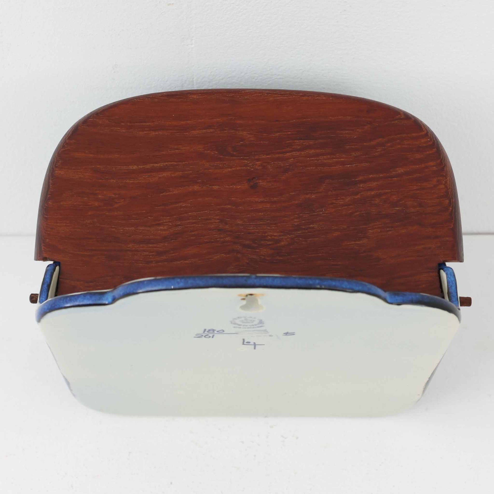 ロイヤルコペンハーゲンの名作「Tenera（テネラ）」シリーズは、1958年〜1970年代にかけて製造されたヴィンテージファイアンスの代表格。名匠ニルス・トーソンの指揮のもと、インゲ・エクスナーやベアテ・アンダーセン、マリアンヌ・ジョンソンなど、当時の若き女性アーティストたちが手がけた芸術性の高いコレクションです。艶やかな釉薬に施されたハンドペイントとシルクスクリーンの融合が、植物や抽象モチーフを繊細かつ大胆に表現。ブルーを基調とした豊かな色彩と有機的なフォルムが、北欧デザインの洗練と温かみを兼ね備えています。