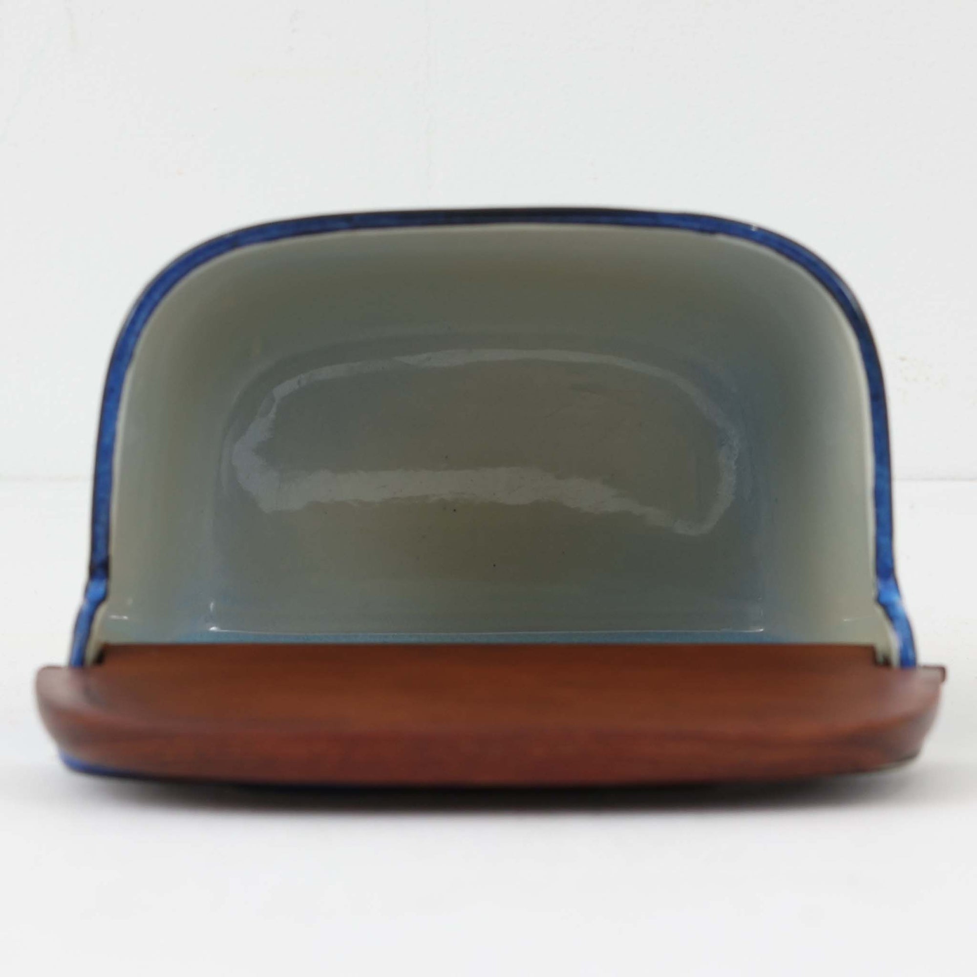 ロイヤルコペンハーゲンの名作「Tenera（テネラ）」シリーズは、1958年〜1970年代にかけて製造されたヴィンテージファイアンスの代表格。名匠ニルス・トーソンの指揮のもと、インゲ・エクスナーやベアテ・アンダーセン、マリアンヌ・ジョンソンなど、当時の若き女性アーティストたちが手がけた芸術性の高いコレクションです。艶やかな釉薬に施されたハンドペイントとシルクスクリーンの融合が、植物や抽象モチーフを繊細かつ大胆に表現。ブルーを基調とした豊かな色彩と有機的なフォルムが、北欧デザインの洗練と温かみを兼ね備えています。