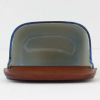 ロイヤルコペンハーゲンの名作「Tenera（テネラ）」シリーズは、1958年〜1970年代にかけて製造されたヴィンテージファイアンスの代表格。名匠ニルス・トーソンの指揮のもと、インゲ・エクスナーやベアテ・アンダーセン、マリアンヌ・ジョンソンなど、当時の若き女性アーティストたちが手がけた芸術性の高いコレクションです。艶やかな釉薬に施されたハンドペイントとシルクスクリーンの融合が、植物や抽象モチーフを繊細かつ大胆に表現。ブルーを基調とした豊かな色彩と有機的なフォルムが、北欧デザインの洗練と温かみを兼ね備えています。