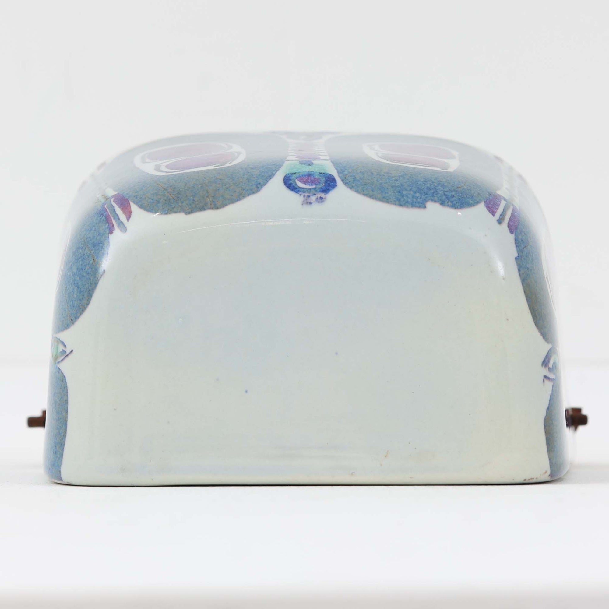 ロイヤルコペンハーゲンの名作「Tenera（テネラ）」シリーズは、1958年〜1970年代にかけて製造されたヴィンテージファイアンスの代表格。名匠ニルス・トーソンの指揮のもと、インゲ・エクスナーやベアテ・アンダーセン、マリアンヌ・ジョンソンなど、当時の若き女性アーティストたちが手がけた芸術性の高いコレクションです。艶やかな釉薬に施されたハンドペイントとシルクスクリーンの融合が、植物や抽象モチーフを繊細かつ大胆に表現。ブルーを基調とした豊かな色彩と有機的なフォルムが、北欧デザインの洗練と温かみを兼ね備えています。