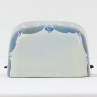 ロイヤルコペンハーゲンの名作「Tenera（テネラ）」シリーズは、1958年〜1970年代にかけて製造されたヴィンテージファイアンスの代表格。名匠ニルス・トーソンの指揮のもと、インゲ・エクスナーやベアテ・アンダーセン、マリアンヌ・ジョンソンなど、当時の若き女性アーティストたちが手がけた芸術性の高いコレクションです。艶やかな釉薬に施されたハンドペイントとシルクスクリーンの融合が、植物や抽象モチーフを繊細かつ大胆に表現。ブルーを基調とした豊かな色彩と有機的なフォルムが、北欧デザインの洗練と温かみを兼ね備えています。