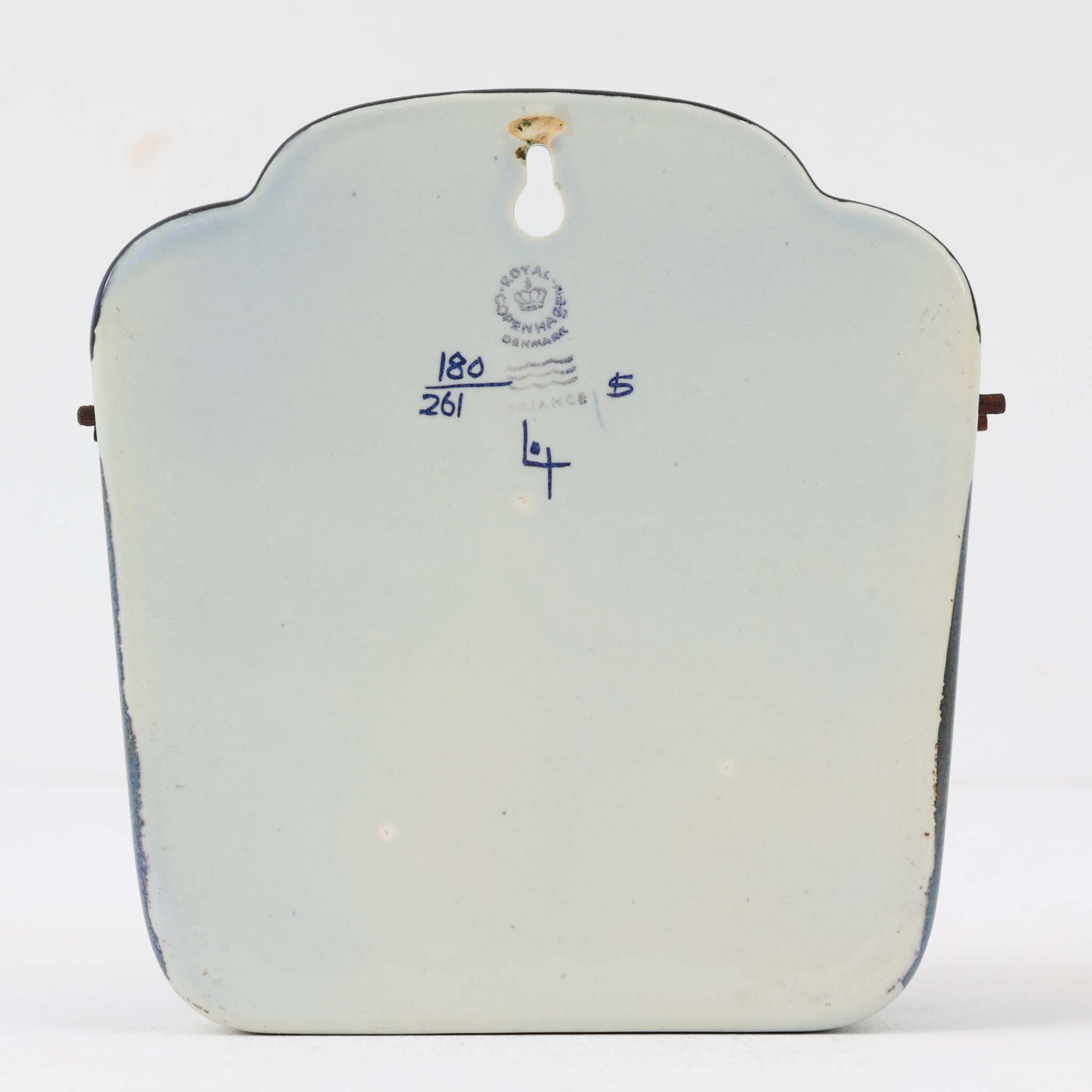 ロイヤルコペンハーゲンの名作「Tenera（テネラ）」シリーズは、1958年〜1970年代にかけて製造されたヴィンテージファイアンスの代表格。名匠ニルス・トーソンの指揮のもと、インゲ・エクスナーやベアテ・アンダーセン、マリアンヌ・ジョンソンなど、当時の若き女性アーティストたちが手がけた芸術性の高いコレクションです。艶やかな釉薬に施されたハンドペイントとシルクスクリーンの融合が、植物や抽象モチーフを繊細かつ大胆に表現。ブルーを基調とした豊かな色彩と有機的なフォルムが、北欧デザインの洗練と温かみを兼ね備えています。