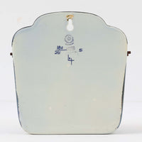 ロイヤルコペンハーゲンの名作「Tenera（テネラ）」シリーズは、1958年〜1970年代にかけて製造されたヴィンテージファイアンスの代表格。名匠ニルス・トーソンの指揮のもと、インゲ・エクスナーやベアテ・アンダーセン、マリアンヌ・ジョンソンなど、当時の若き女性アーティストたちが手がけた芸術性の高いコレクションです。艶やかな釉薬に施されたハンドペイントとシルクスクリーンの融合が、植物や抽象モチーフを繊細かつ大胆に表現。ブルーを基調とした豊かな色彩と有機的なフォルムが、北欧デザインの洗練と温かみを兼ね備えています。