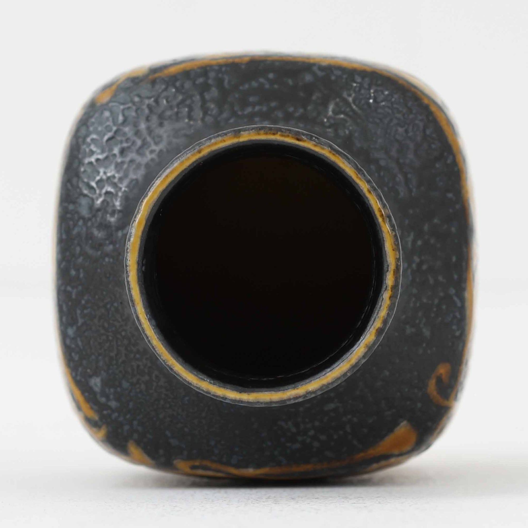 ロイヤルコペンハーゲンの名作「Baca（バッカ）」シリーズは、ニルス・トーソンやヨハンナ・ガーバー、エレン・マルマーなど複数のデザイナーによって1965年〜1990年代にかけ製造されたヴィンテージファイアンスの傑作。大胆なテクスチャーとシルクスクリーンプリントを組み合わせた意匠が特徴です。