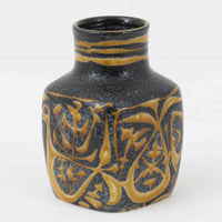 ロイヤルコペンハーゲンの名作「Baca（バッカ）」シリーズは、ニルス・トーソンやヨハンナ・ガーバー、エレン・マルマーなど複数のデザイナーによって1965年〜1990年代にかけ製造されたヴィンテージファイアンスの傑作。大胆なテクスチャーとシルクスクリーンプリントを組み合わせた意匠が特徴です。