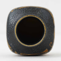 ロイヤルコペンハーゲンの名作「Baca（バッカ）」シリーズは、ニルス・トーソンやヨハンナ・ガーバー、エレン・マルマーなど複数のデザイナーによって1965年〜1990年代にかけ製造されたヴィンテージファイアンスの傑作。大胆なテクスチャーとシルクスクリーンプリントを組み合わせた意匠が特徴です。