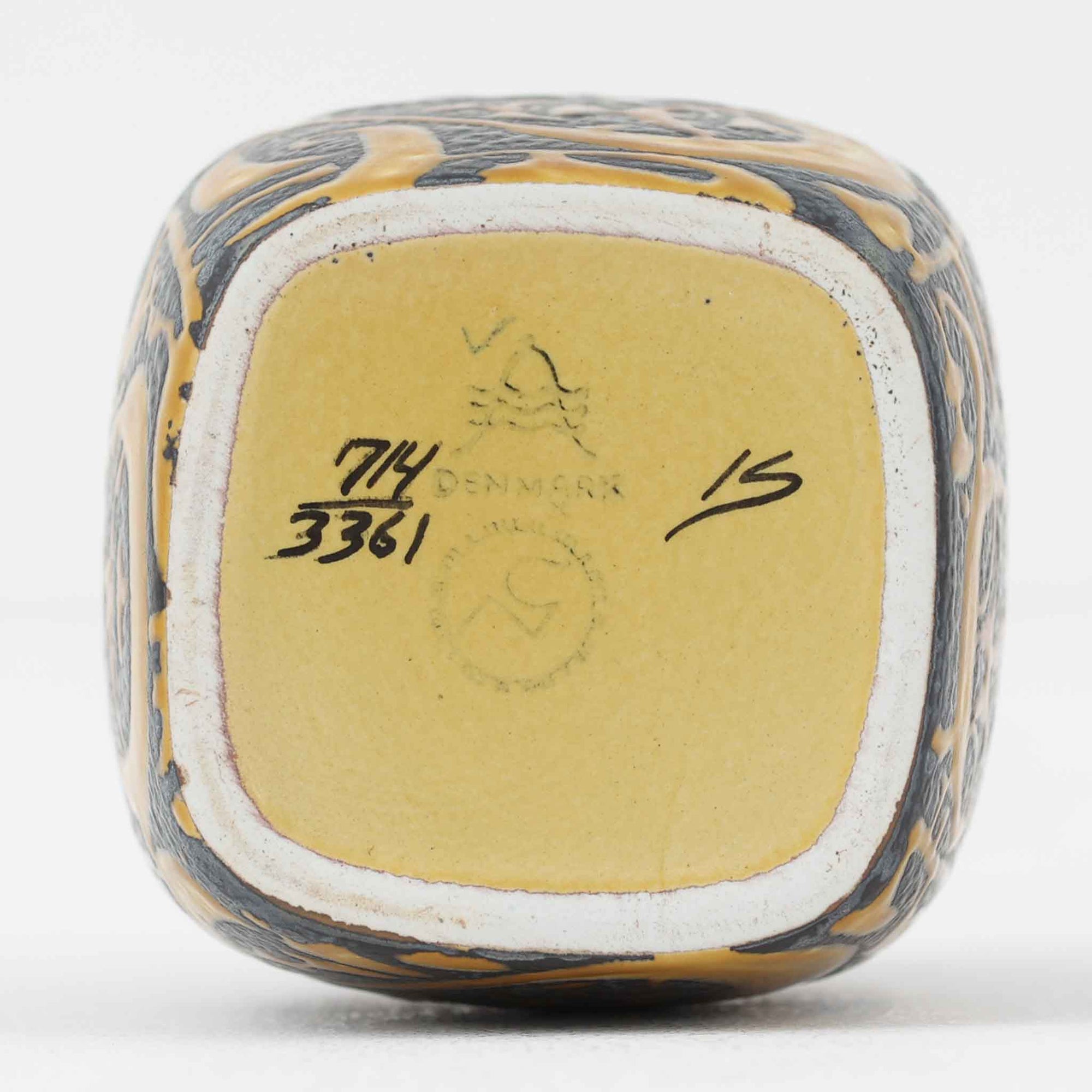 ロイヤルコペンハーゲンの名作「Baca（バッカ）」シリーズは、ニルス・トーソンやヨハンナ・ガーバー、エレン・マルマーなど複数のデザイナーによって1965年〜1990年代にかけ製造されたヴィンテージファイアンスの傑作。大胆なテクスチャーとシルクスクリーンプリントを組み合わせた意匠が特徴です。