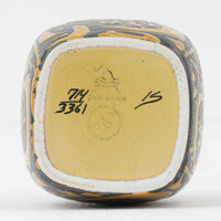 ロイヤルコペンハーゲンの名作「Baca（バッカ）」シリーズは、ニルス・トーソンやヨハンナ・ガーバー、エレン・マルマーなど複数のデザイナーによって1965年〜1990年代にかけ製造されたヴィンテージファイアンスの傑作。大胆なテクスチャーとシルクスクリーンプリントを組み合わせた意匠が特徴です。