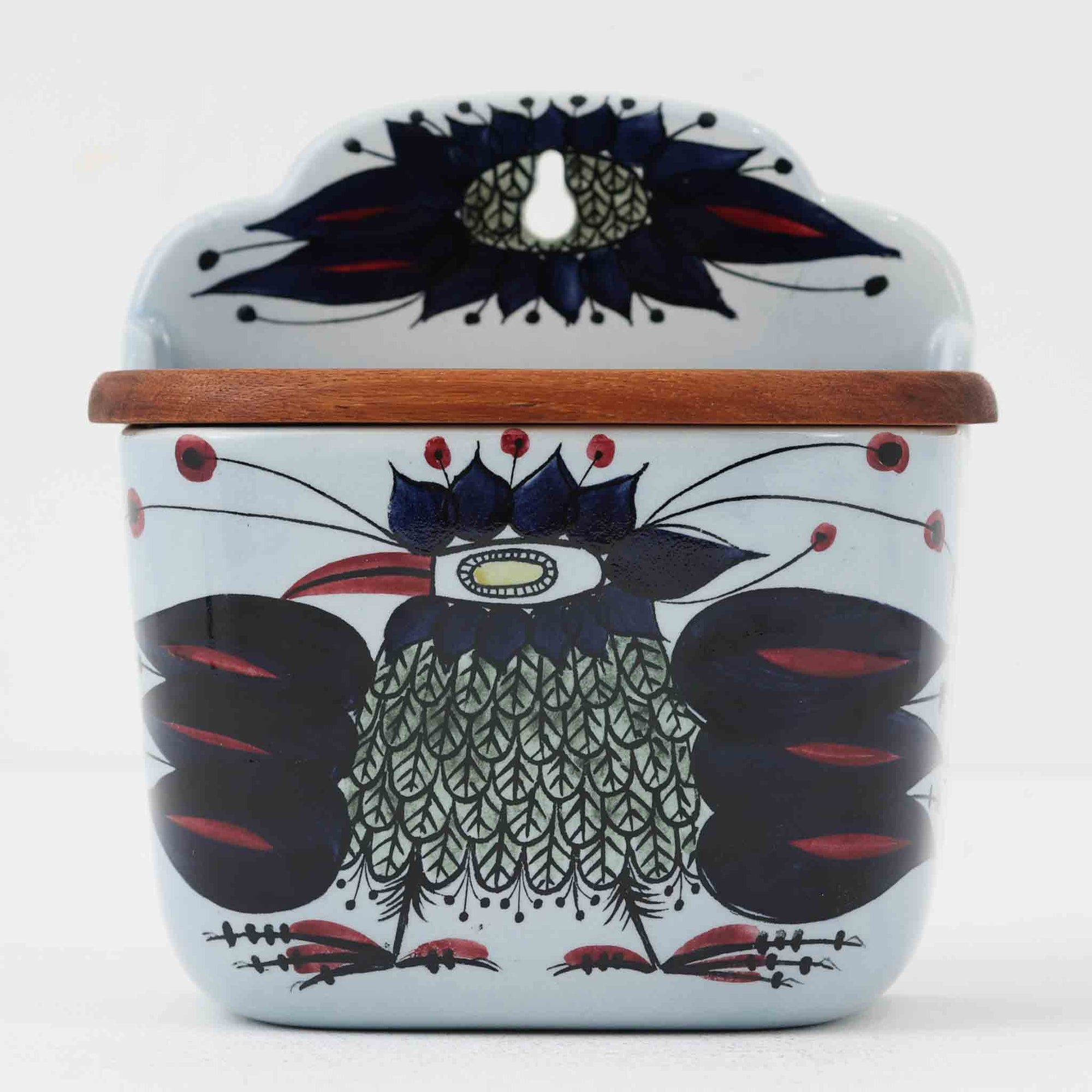 ロイヤルコペンハーゲンの名作「Tenera（テネラ）」シリーズは、1958年〜1970年代にかけて製造されたヴィンテージファイアンスの代表格。名匠ニルス・トーソンの指揮のもと、インゲ・エクスナーやベアテ・アンダーセン、マリアンヌ・ジョンソンなど、当時の若き女性アーティストたちが手がけた芸術性の高いコレクションです。艶やかな釉薬に施されたハンドペイントとシルクスクリーンの融合が、植物や抽象モチーフを繊細かつ大胆に表現。ブルーを基調とした豊かな色彩と有機的なフォルムが、北欧デザインの洗練と温かみを兼ね備えています。