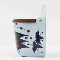 ロイヤルコペンハーゲンの名作「Tenera（テネラ）」シリーズは、1958年〜1970年代にかけて製造されたヴィンテージファイアンスの代表格。名匠ニルス・トーソンの指揮のもと、インゲ・エクスナーやベアテ・アンダーセン、マリアンヌ・ジョンソンなど、当時の若き女性アーティストたちが手がけた芸術性の高いコレクションです。艶やかな釉薬に施されたハンドペイントとシルクスクリーンの融合が、植物や抽象モチーフを繊細かつ大胆に表現。ブルーを基調とした豊かな色彩と有機的なフォルムが、北欧デザインの洗練と温かみを兼ね備えています。