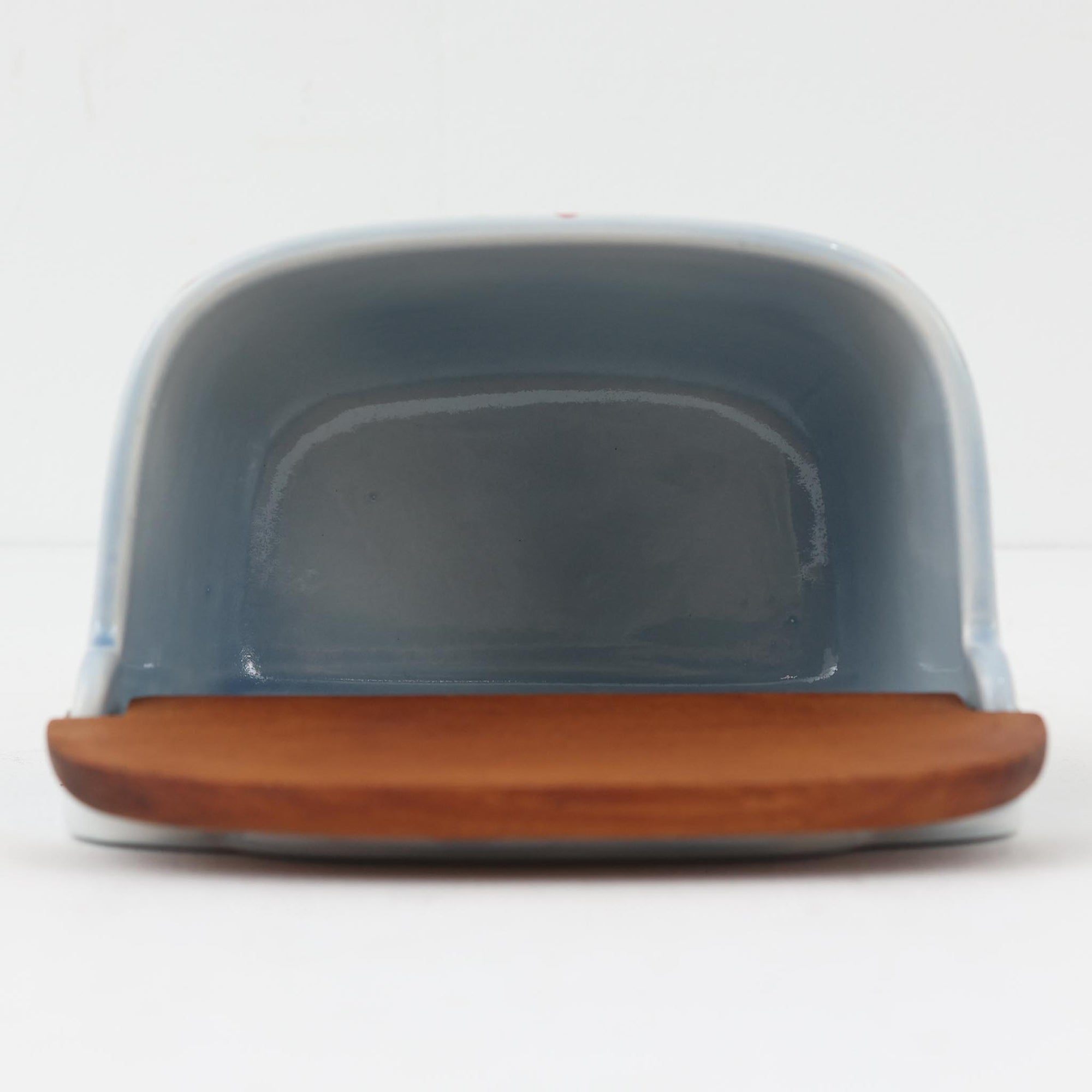 ロイヤルコペンハーゲンの名作「Tenera（テネラ）」シリーズは、1958年〜1970年代にかけて製造されたヴィンテージファイアンスの代表格。名匠ニルス・トーソンの指揮のもと、インゲ・エクスナーやベアテ・アンダーセン、マリアンヌ・ジョンソンなど、当時の若き女性アーティストたちが手がけた芸術性の高いコレクションです。艶やかな釉薬に施されたハンドペイントとシルクスクリーンの融合が、植物や抽象モチーフを繊細かつ大胆に表現。ブルーを基調とした豊かな色彩と有機的なフォルムが、北欧デザインの洗練と温かみを兼ね備えています。