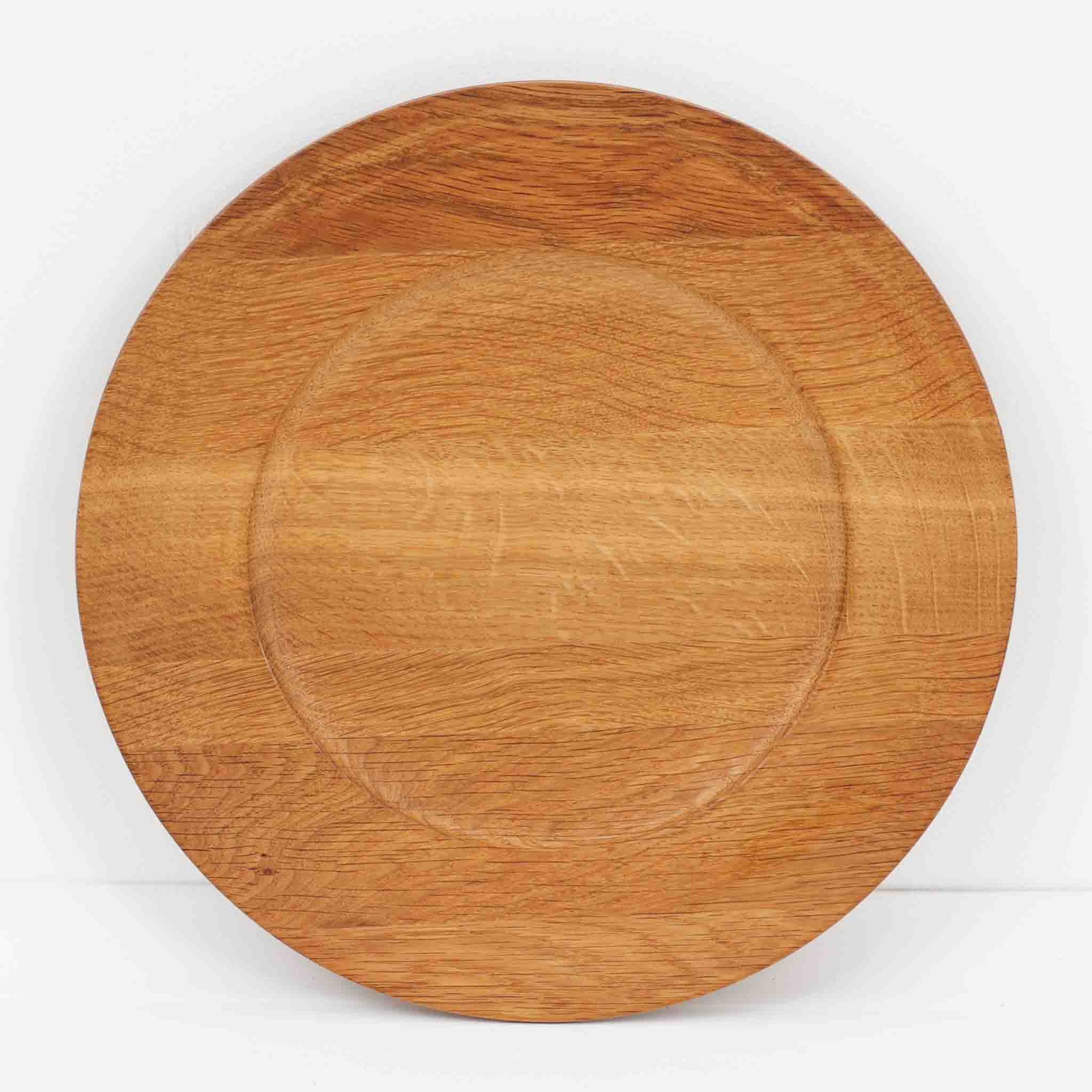 デンマークのDe Danske Mejeriers Maskinfabrik（DDMM）による、オーク材（ナラ材）のディナープレートです。すっきりとしたフォルムと木目の美しさが魅力で、ディスプレイトレイやサービスプレートとしても幅広くお使いいただけます。天然木ならではの温かみがあり、北欧らしい上質な雰囲気を感じられるアイテムです。