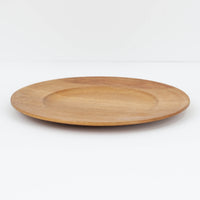 デンマークのDe Danske Mejeriers Maskinfabrik（DDMM）による、オーク材（ナラ材）のディナープレートです。すっきりとしたフォルムと木目の美しさが魅力で、ディスプレイトレイやサービスプレートとしても幅広くお使いいただけます。天然木ならではの温かみがあり、北欧らしい上質な雰囲気を感じられるアイテムです。