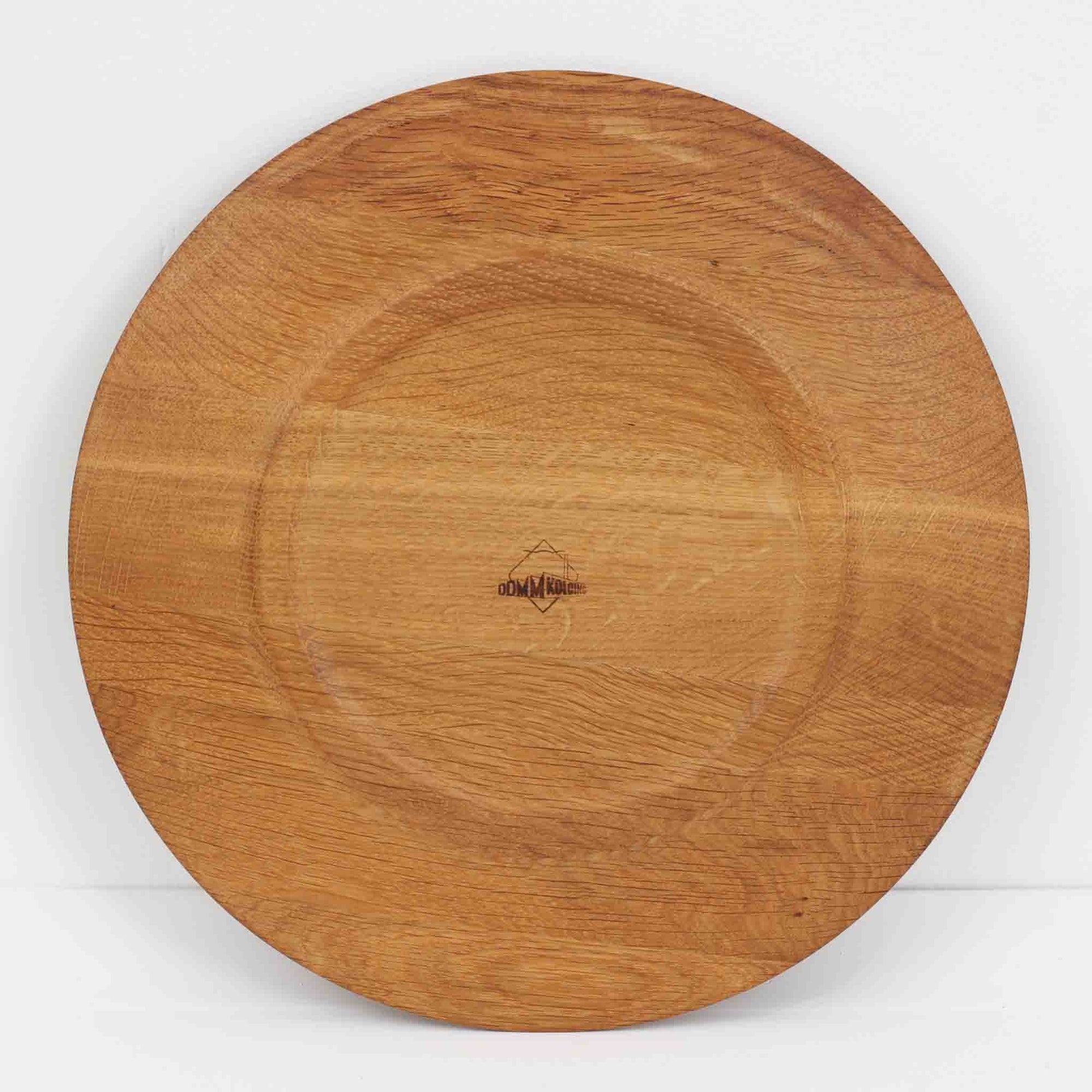 デンマークのDe Danske Mejeriers Maskinfabrik（DDMM）による、オーク材（ナラ材）のディナープレートです。すっきりとしたフォルムと木目の美しさが魅力で、ディスプレイトレイやサービスプレートとしても幅広くお使いいただけます。天然木ならではの温かみがあり、北欧らしい上質な雰囲気を感じられるアイテムです。
