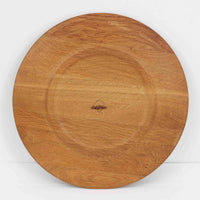 デンマークのDe Danske Mejeriers Maskinfabrik（DDMM）による、オーク材（ナラ材）のディナープレートです。すっきりとしたフォルムと木目の美しさが魅力で、ディスプレイトレイやサービスプレートとしても幅広くお使いいただけます。天然木ならではの温かみがあり、北欧らしい上質な雰囲気を感じられるアイテムです。