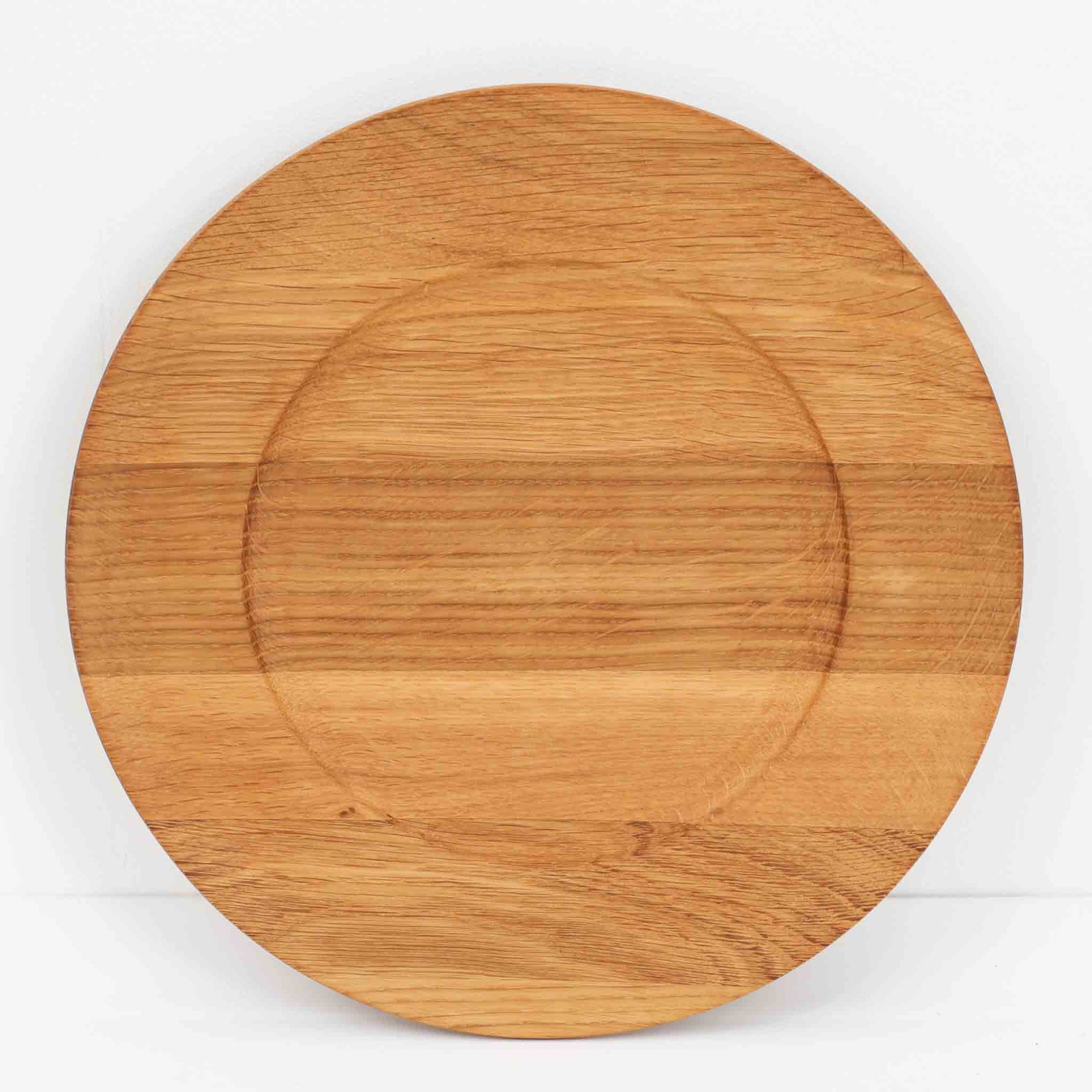 デンマークのDe Danske Mejeriers Maskinfabrik（DDMM）による、オーク材（ナラ材）のディナープレートです。すっきりとしたフォルムと木目の美しさが魅力で、ディスプレイトレイやサービスプレートとしても幅広くお使いいただけます。天然木ならではの温かみがあり、北欧らしい上質な雰囲気を感じられるアイテムです。