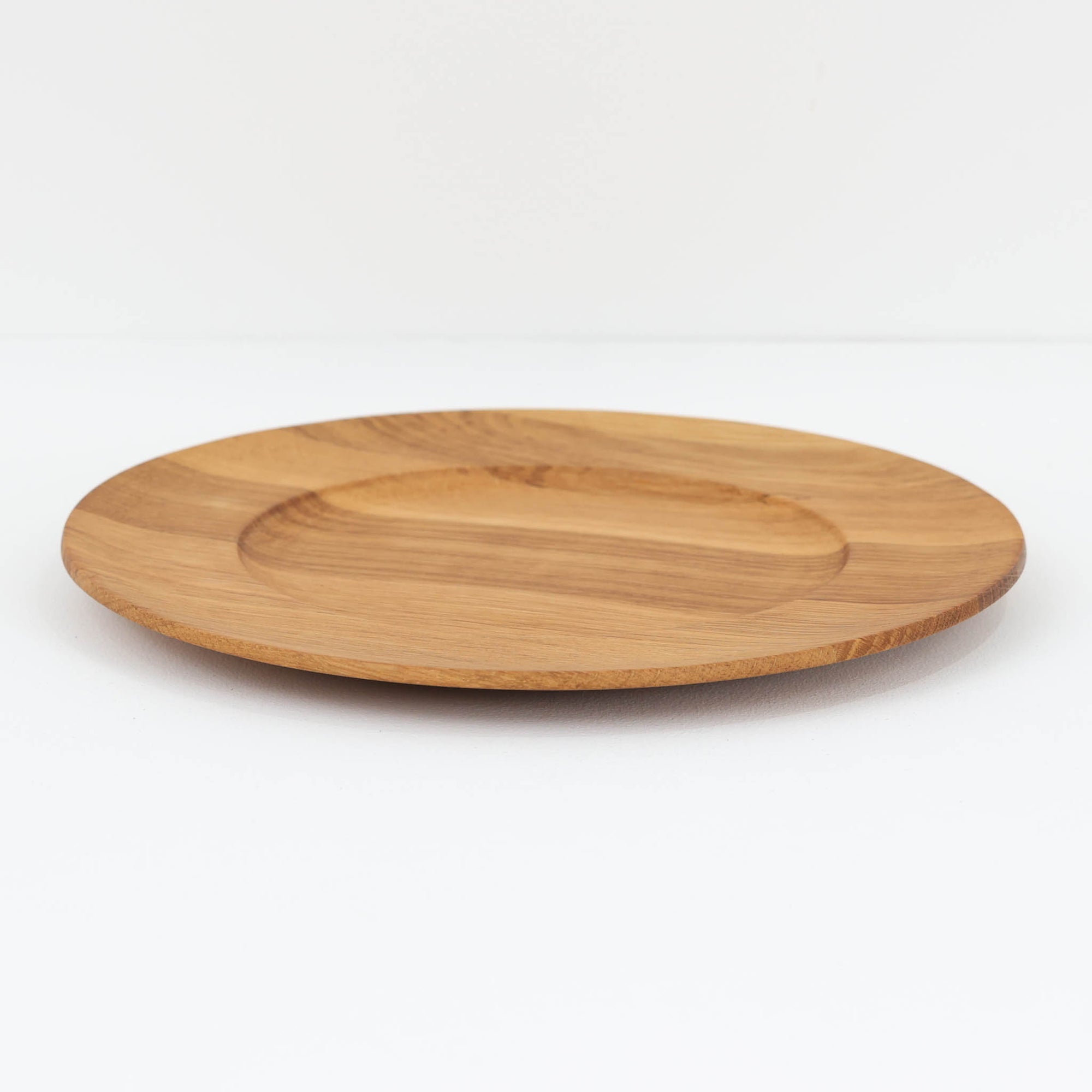 デンマークのDe Danske Mejeriers Maskinfabrik（DDMM）による、オーク材（ナラ材）のディナープレートです。すっきりとしたフォルムと木目の美しさが魅力で、ディスプレイトレイやサービスプレートとしても幅広くお使いいただけます。天然木ならではの温かみがあり、北欧らしい上質な雰囲気を感じられるアイテムです。