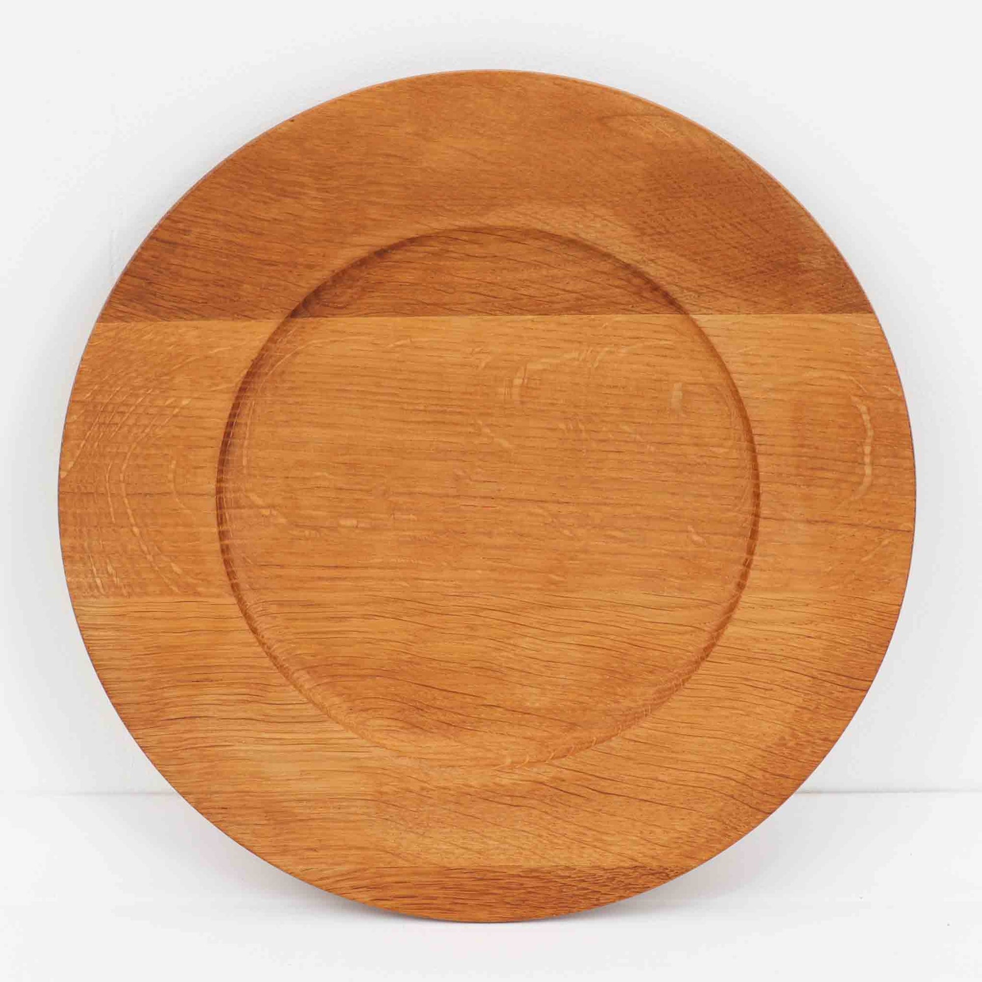 デンマークのDe Danske Mejeriers Maskinfabrik（DDMM）による、オーク材（ナラ材）のディナープレートです。すっきりとしたフォルムと木目の美しさが魅力で、ディスプレイトレイやサービスプレートとしても幅広くお使いいただけます。天然木ならではの温かみがあり、北欧らしい上質な雰囲気を感じられるアイテムです。