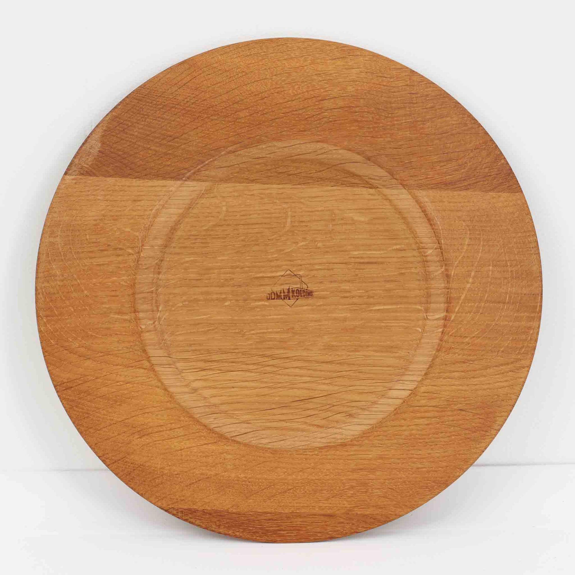 デンマークのDe Danske Mejeriers Maskinfabrik（DDMM）による、オーク材（ナラ材）のディナープレートです。すっきりとしたフォルムと木目の美しさが魅力で、ディスプレイトレイやサービスプレートとしても幅広くお使いいただけます。天然木ならではの温かみがあり、北欧らしい上質な雰囲気を感じられるアイテムです。