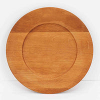 デンマークのDe Danske Mejeriers Maskinfabrik（DDMM）による、オーク材（ナラ材）のディナープレートです。すっきりとしたフォルムと木目の美しさが魅力で、ディスプレイトレイやサービスプレートとしても幅広くお使いいただけます。天然木ならではの温かみがあり、北欧らしい上質な雰囲気を感じられるアイテムです。