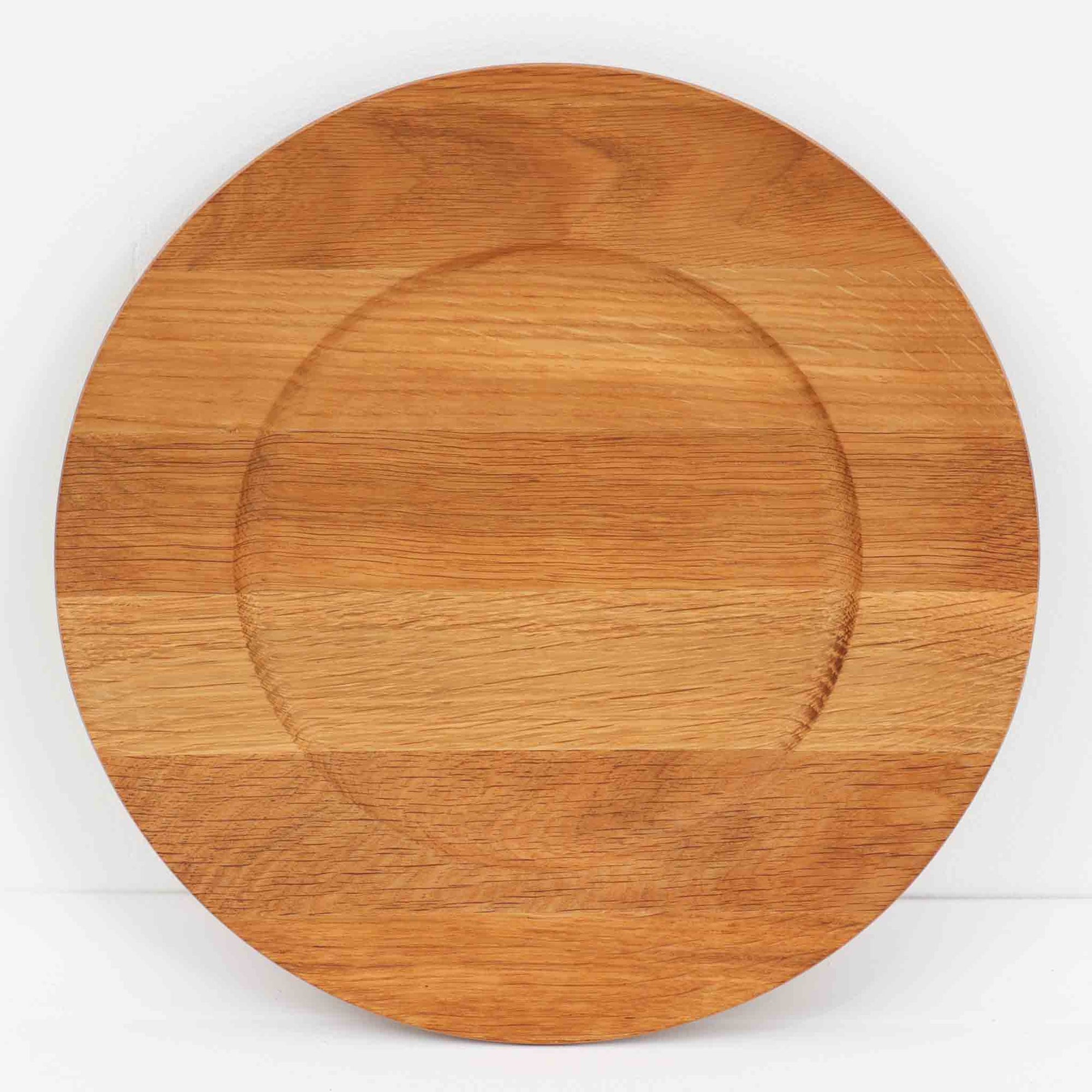 デンマークのDe Danske Mejeriers Maskinfabrik（DDMM）による、オーク材（ナラ材）のディナープレートです。すっきりとしたフォルムと木目の美しさが魅力で、ディスプレイトレイやサービスプレートとしても幅広くお使いいただけます。天然木ならではの温かみがあり、北欧らしい上質な雰囲気を感じられるアイテムです。