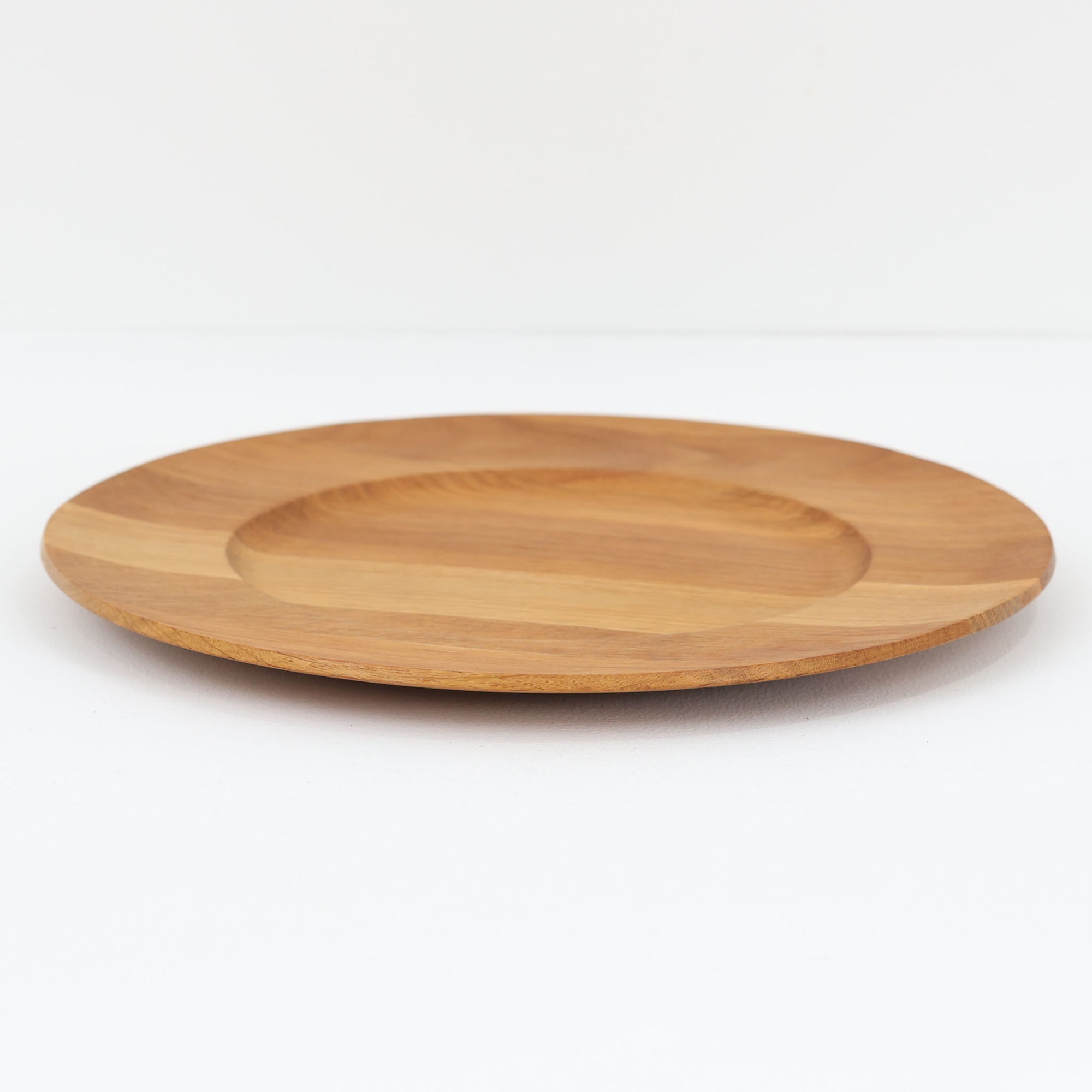 デンマークのDe Danske Mejeriers Maskinfabrik（DDMM）による、オーク材（ナラ材）のディナープレートです。すっきりとしたフォルムと木目の美しさが魅力で、ディスプレイトレイやサービスプレートとしても幅広くお使いいただけます。天然木ならではの温かみがあり、北欧らしい上質な雰囲気を感じられるアイテムです。