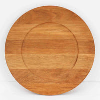 デンマークのDe Danske Mejeriers Maskinfabrik（DDMM）による、オーク材（ナラ材）のディナープレートです。すっきりとしたフォルムと木目の美しさが魅力で、ディスプレイトレイやサービスプレートとしても幅広くお使いいただけます。天然木ならではの温かみがあり、北欧らしい上質な雰囲気を感じられるアイテムです。