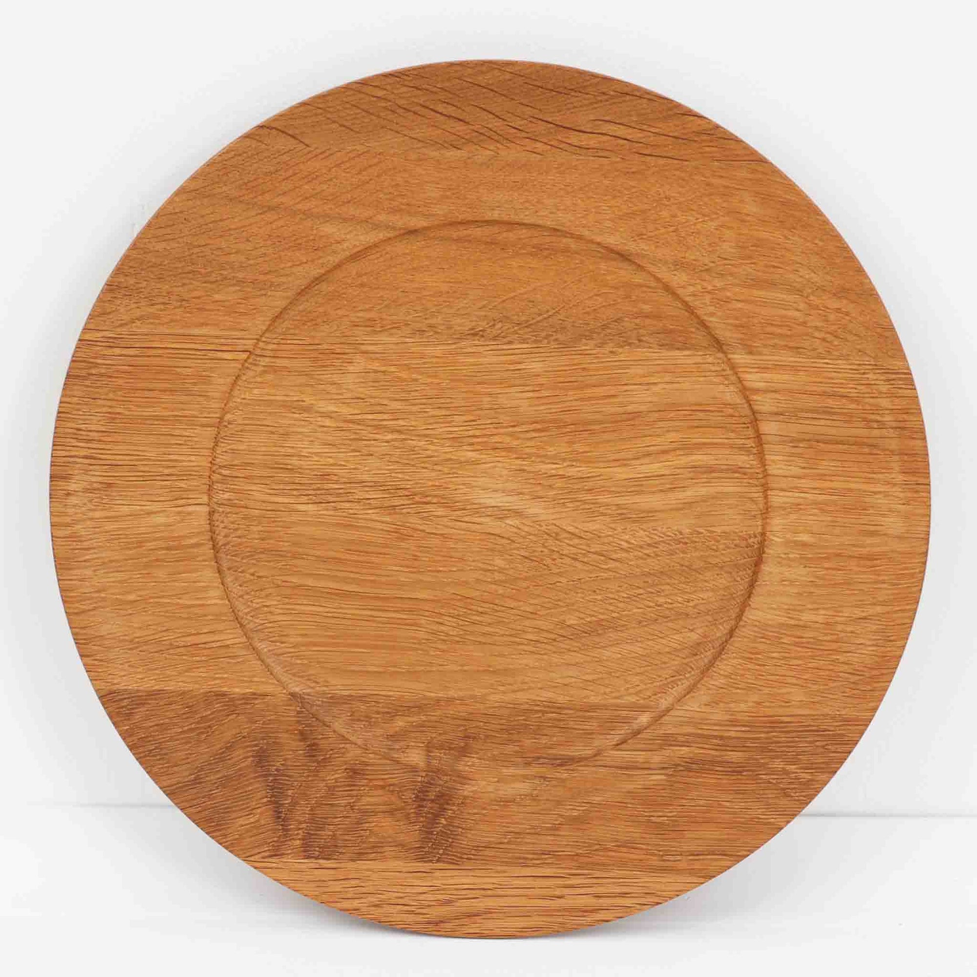 デンマークのDe Danske Mejeriers Maskinfabrik（DDMM）による、オーク材（ナラ材）のディナープレートです。すっきりとしたフォルムと木目の美しさが魅力で、ディスプレイトレイやサービスプレートとしても幅広くお使いいただけます。天然木ならではの温かみがあり、北欧らしい上質な雰囲気を感じられるアイテムです。