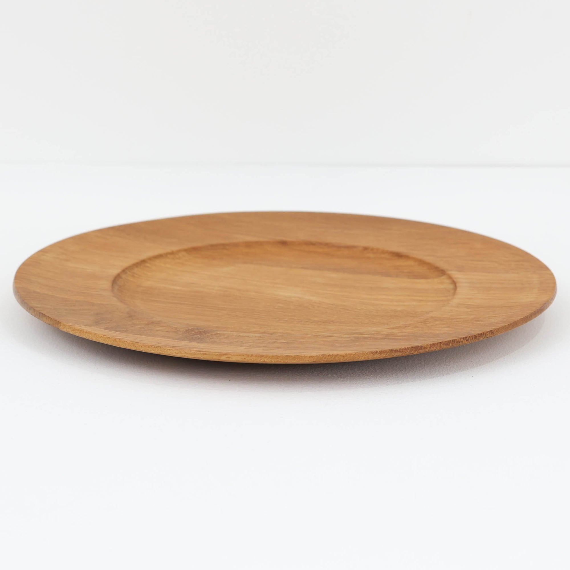 デンマークのDe Danske Mejeriers Maskinfabrik（DDMM）による、オーク材（ナラ材）のディナープレートです。すっきりとしたフォルムと木目の美しさが魅力で、ディスプレイトレイやサービスプレートとしても幅広くお使いいただけます。天然木ならではの温かみがあり、北欧らしい上質な雰囲気を感じられるアイテムです。