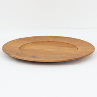 デンマークのDe Danske Mejeriers Maskinfabrik（DDMM）による、オーク材（ナラ材）のディナープレートです。すっきりとしたフォルムと木目の美しさが魅力で、ディスプレイトレイやサービスプレートとしても幅広くお使いいただけます。天然木ならではの温かみがあり、北欧らしい上質な雰囲気を感じられるアイテムです。