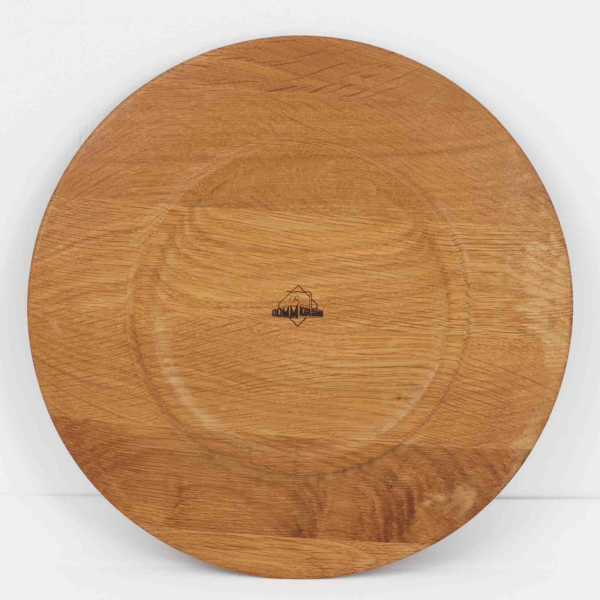 デンマークのDe Danske Mejeriers Maskinfabrik（DDMM）による、オーク材（ナラ材）のディナープレートです。すっきりとしたフォルムと木目の美しさが魅力で、ディスプレイトレイやサービスプレートとしても幅広くお使いいただけます。天然木ならではの温かみがあり、北欧らしい上質な雰囲気を感じられるアイテムです。