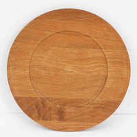 デンマークのDe Danske Mejeriers Maskinfabrik（DDMM）による、オーク材（ナラ材）のディナープレートです。すっきりとしたフォルムと木目の美しさが魅力で、ディスプレイトレイやサービスプレートとしても幅広くお使いいただけます。天然木ならではの温かみがあり、北欧らしい上質な雰囲気を感じられるアイテムです。