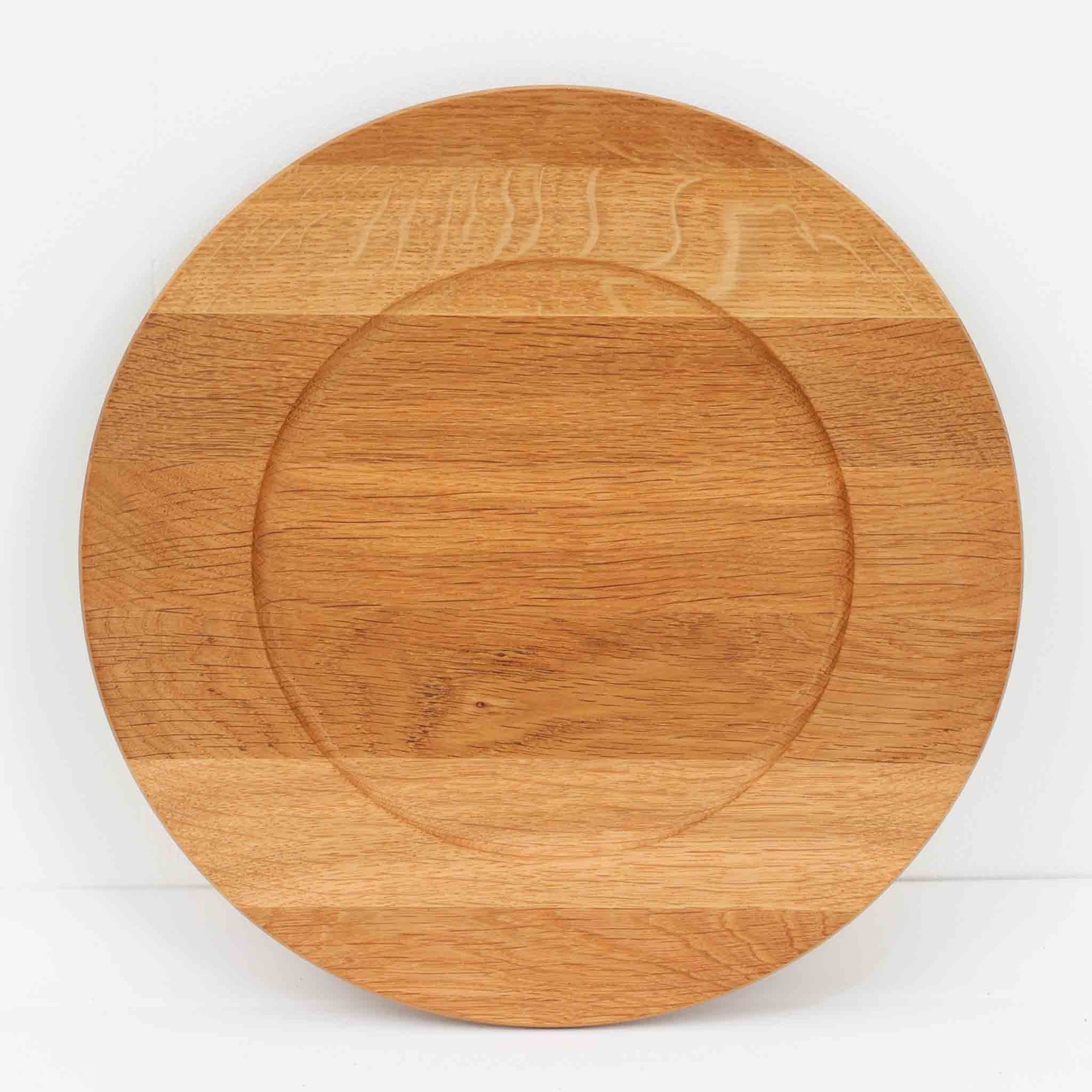 デンマークのDe Danske Mejeriers Maskinfabrik（DDMM）による、オーク材（ナラ材）のディナープレートです。すっきりとしたフォルムと木目の美しさが魅力で、ディスプレイトレイやサービスプレートとしても幅広くお使いいただけます。天然木ならではの温かみがあり、北欧らしい上質な雰囲気を感じられるアイテムです。