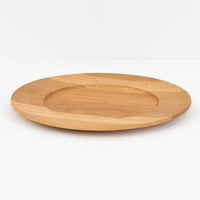 デンマークのDe Danske Mejeriers Maskinfabrik（DDMM）による、オーク材（ナラ材）のディナープレートです。すっきりとしたフォルムと木目の美しさが魅力で、ディスプレイトレイやサービスプレートとしても幅広くお使いいただけます。天然木ならではの温かみがあり、北欧らしい上質な雰囲気を感じられるアイテムです。