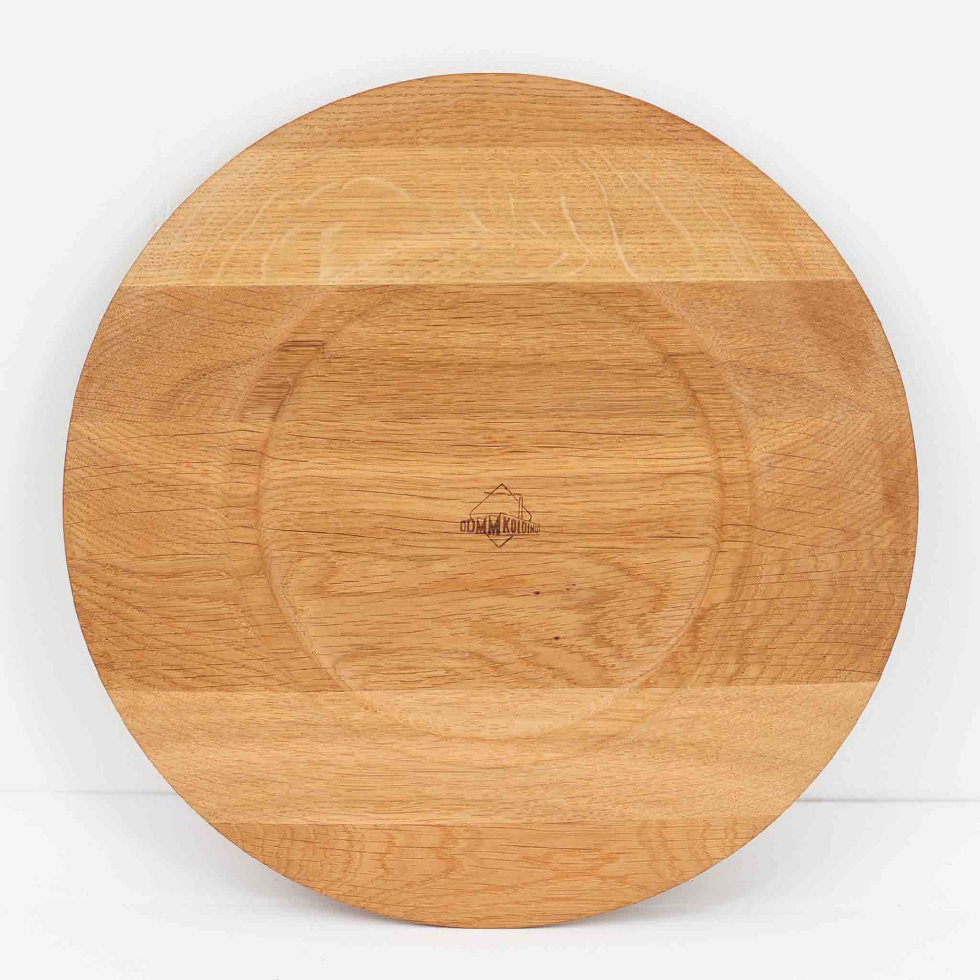 デンマークのDe Danske Mejeriers Maskinfabrik（DDMM）による、オーク材（ナラ材）のディナープレートです。すっきりとしたフォルムと木目の美しさが魅力で、ディスプレイトレイやサービスプレートとしても幅広くお使いいただけます。天然木ならではの温かみがあり、北欧らしい上質な雰囲気を感じられるアイテムです。